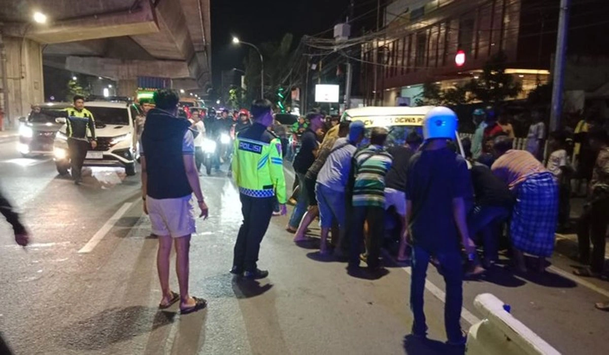 Ban Pecah, Pikap Angkut Pepaya Terbalik di Jalan Pettarani Makassar 
