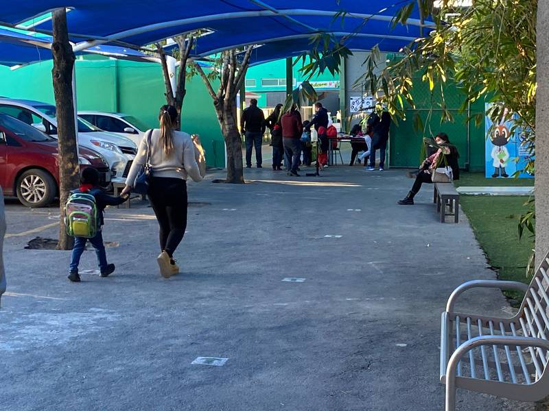 Samuel García presiona para que 7 de cada 100 estudiantes vuelvan a las aulas