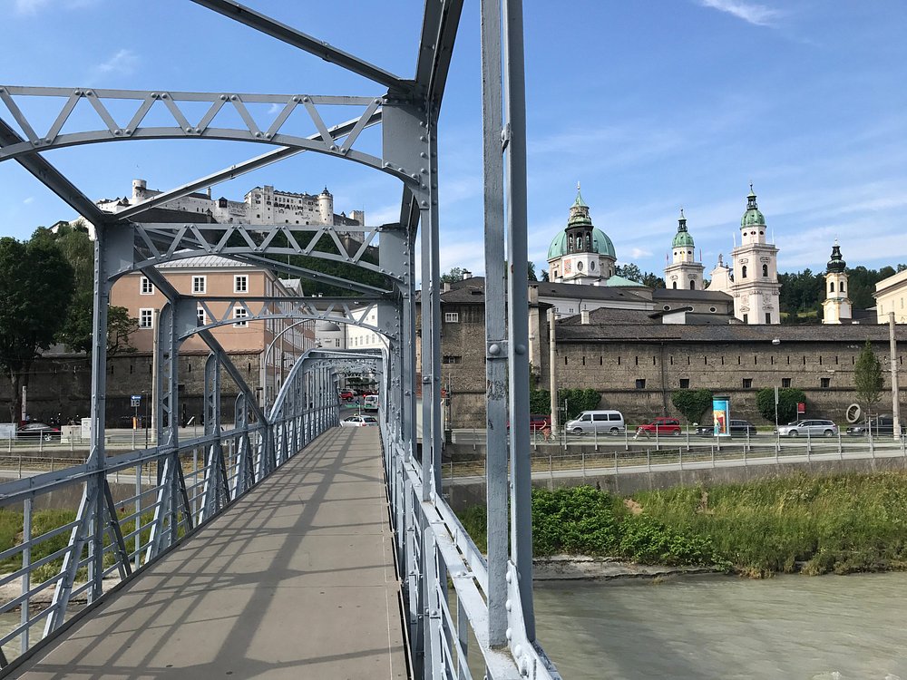 crossing-back Пешеходный мост Моцарта в Зальцбурге: музыкальная переправа через Зальцах