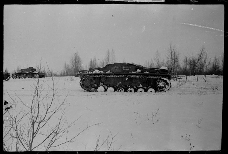 Немецкая трофейная бронетехника на службе РККА. Две САУ Артштурм III В и танк Т IV Е выходят на выпо