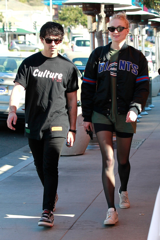 sophie-turner-shopping-in-la-12519-18