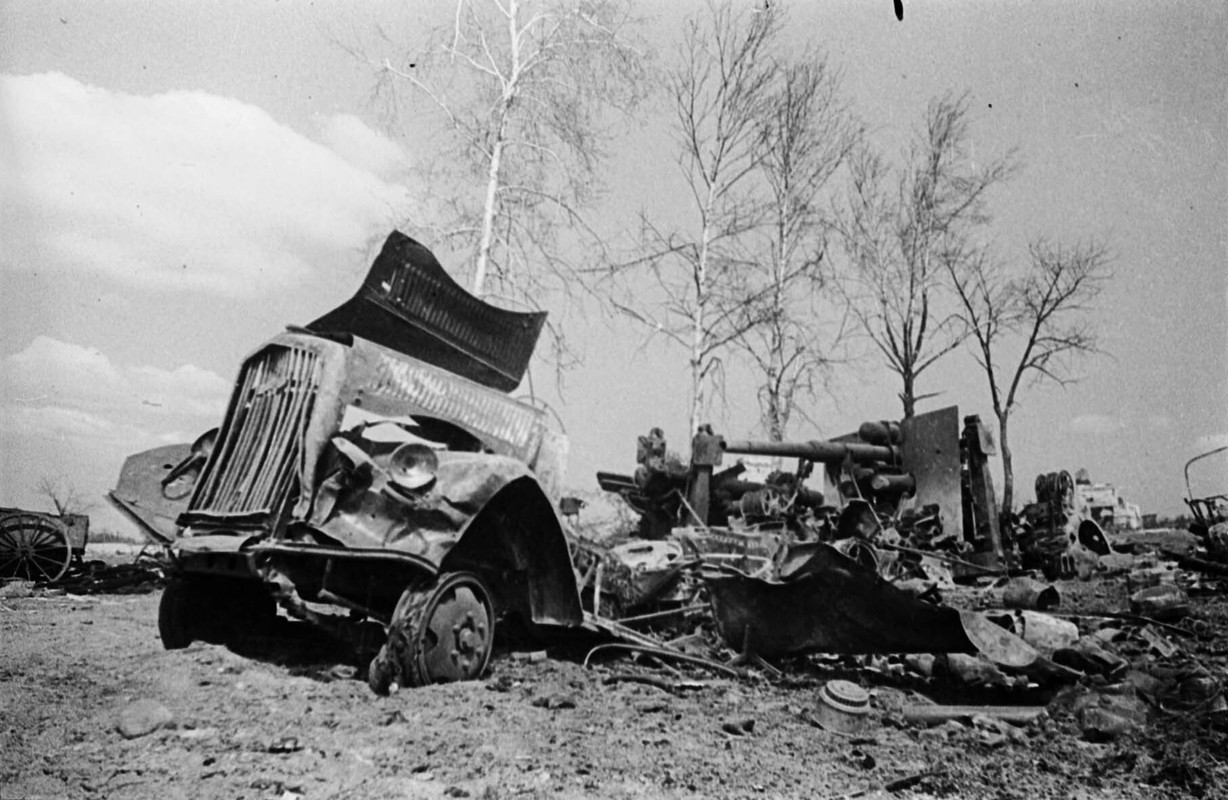 Zerstörtes Kriegsgerät der deutschen Truppen, Witebsk, Juni 1944.