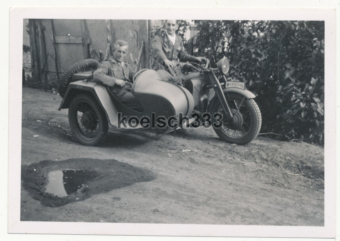 Foto Soldaten der Wehrmacht mit einem erbeuteten französischen Beiwagen Motorrad