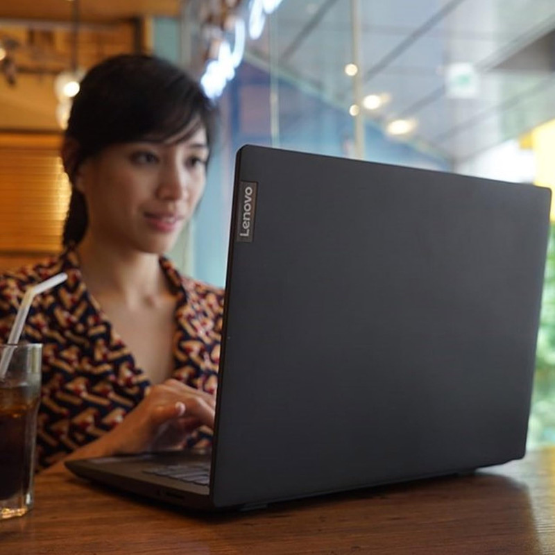 Laptop de negocios Lenovo V15 G4 mostrando su diseño profesional.