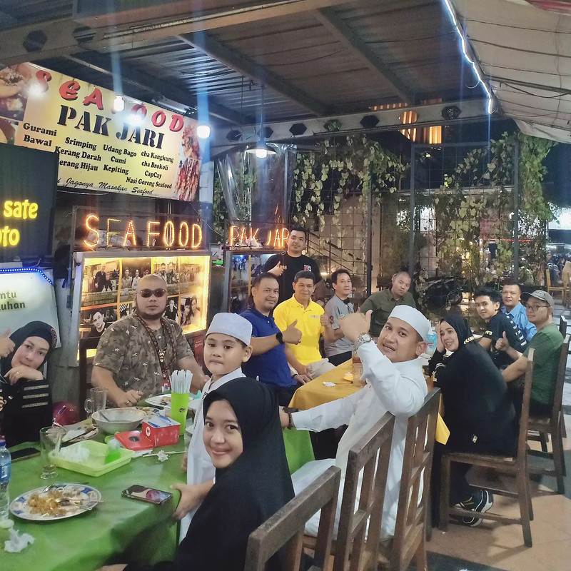 Pelanggan Seafood Pak Jari, tempat makan malam enak di Semarang.