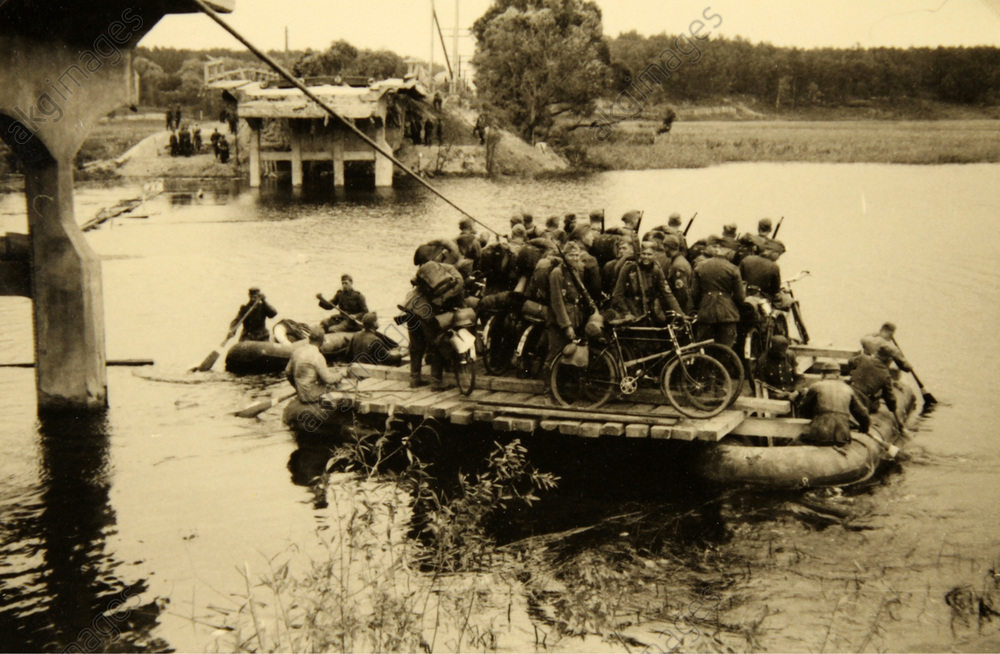 Russlandfeldzug Juni 1941 ,,Übersetzen mit Floßsäcken (2)