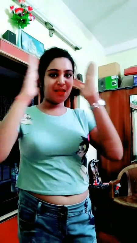 Desi Girl Big Tits And Navel Show 