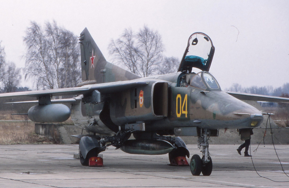 19 GvAPIB Mig-27D Yellow 04_61912560262