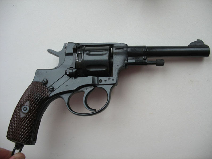 Револьвер Наган Смирнского. Револьвер Наган блеф.