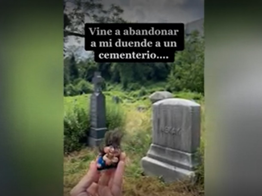 Joven abandona un duende en un cementerio masónico desolado