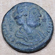 AE4 de Teodora. PIETAS – ROMANA. Pietas estante de frente y mirando a dcha.  IMG-20231124-220000