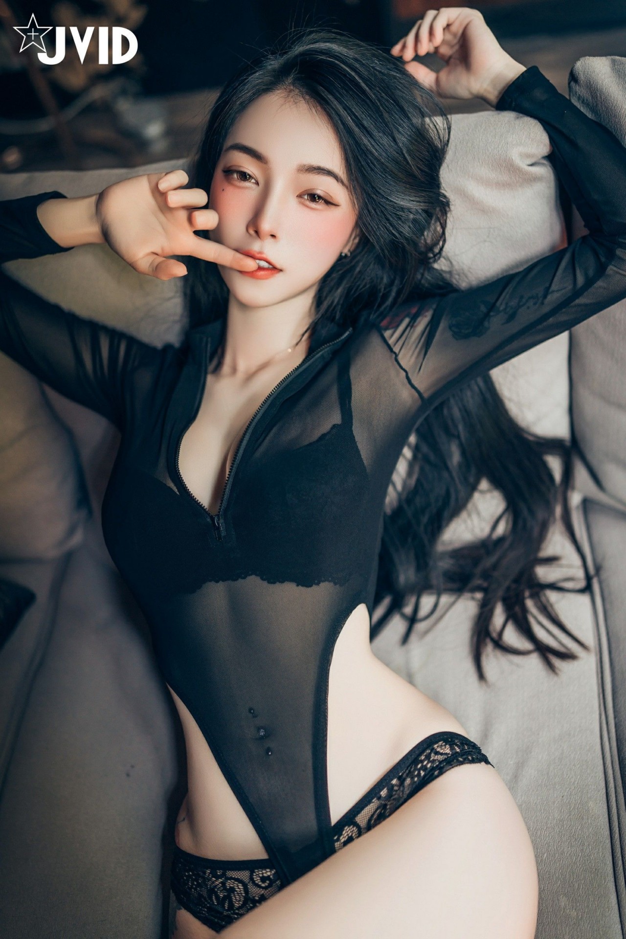 JVID飄飄《巨乳甜點女神》写真作品， 黑色透视，蕾丝内裤的性感时刻插图8