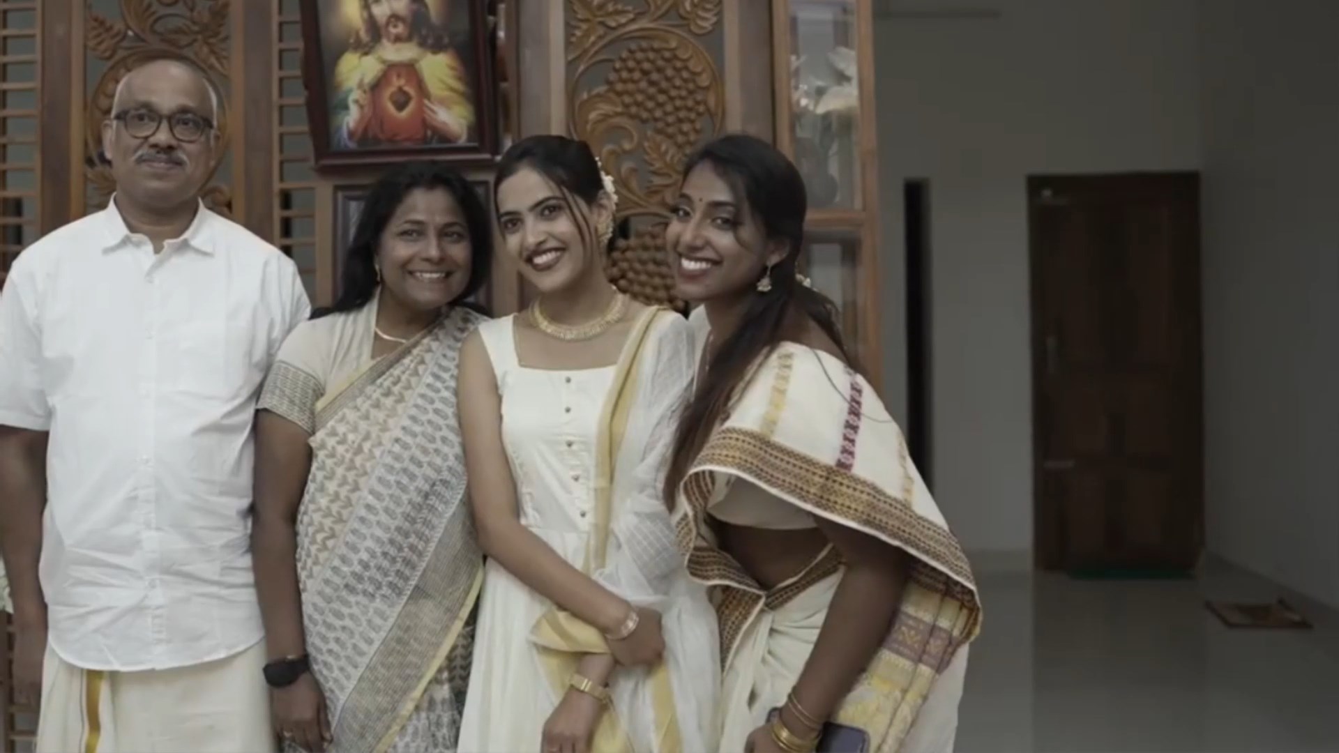 Dusky Malayali Beauty Sexy Wide Big Open Navel in Kerala Saree mp4