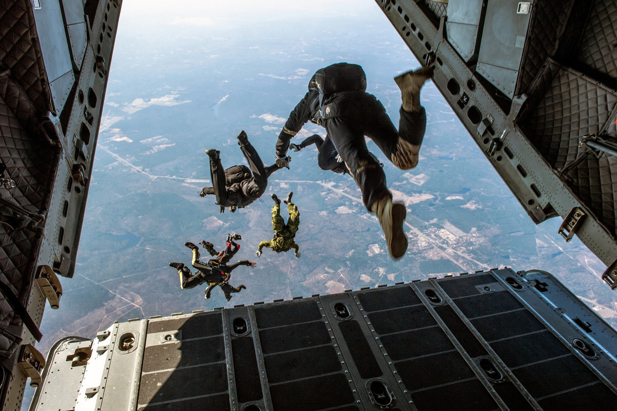 people-parachutists.jpg