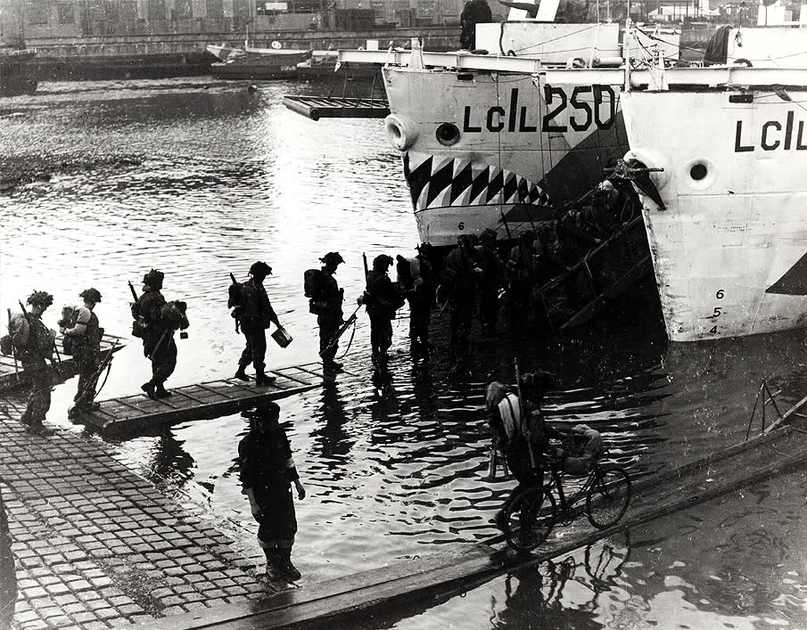 Tropas de Infantería Ligera Highland de Canadá embarcando en un L.C.I. -L- al amanecer. 6 de junio de 1944