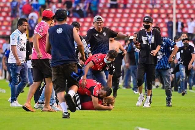 Reportan decenas de fallecidos por pelea en partido del Querétaro vs Atlas