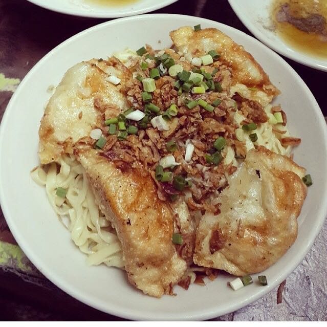 Cwie kiaw mie Depot Santong, tempat makan siang enak di Pasar Atom Surabaya.