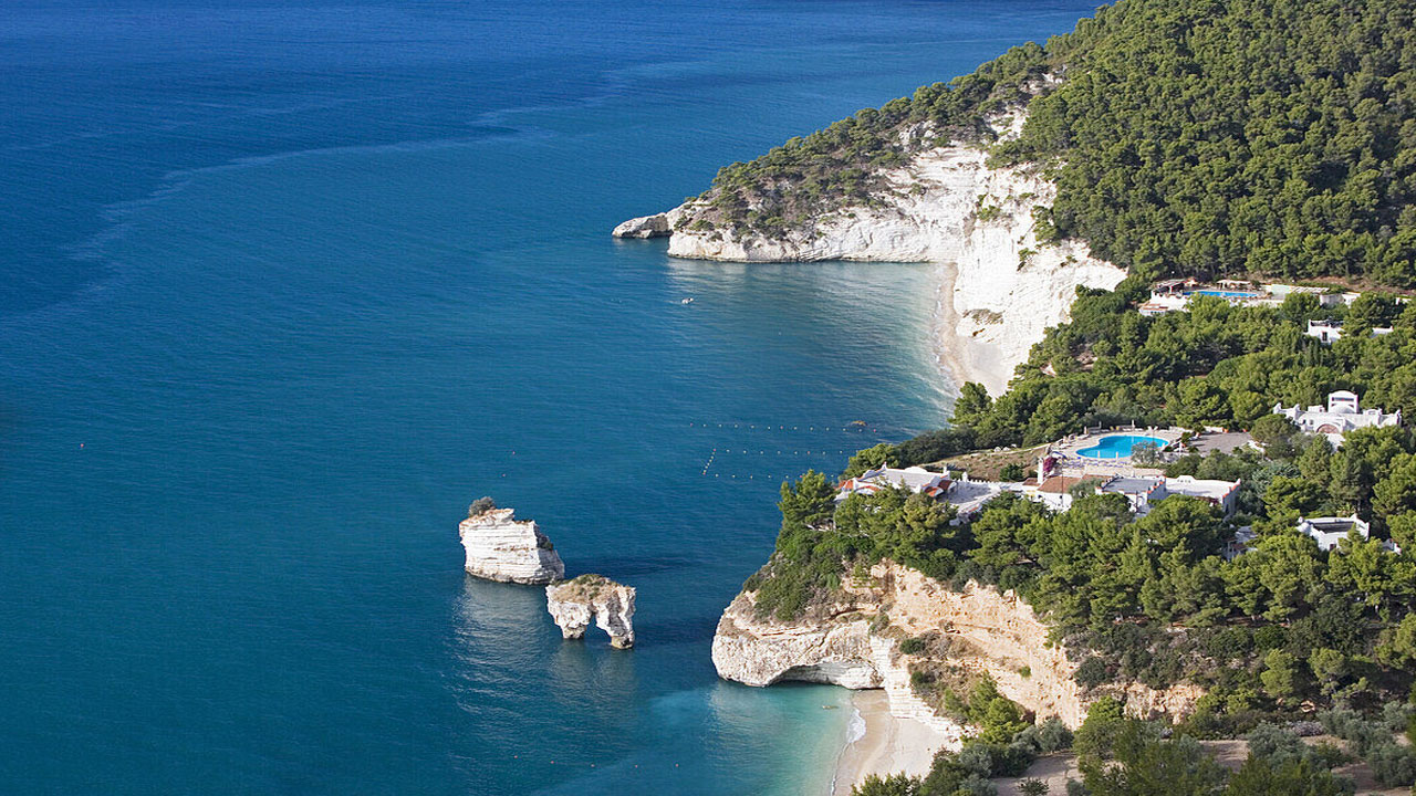 Nikmati Keindahan Alam Pantai Baia delle Zagare di Puglia Italia