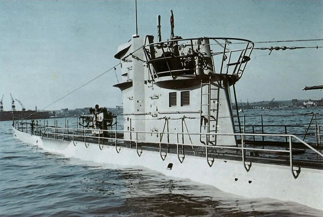 DKM-U-128-Tipo-IX-C-preinundado-durante-la-prueba-UAK-en-may-1941-en-el-vado-de-Kiel.jpg