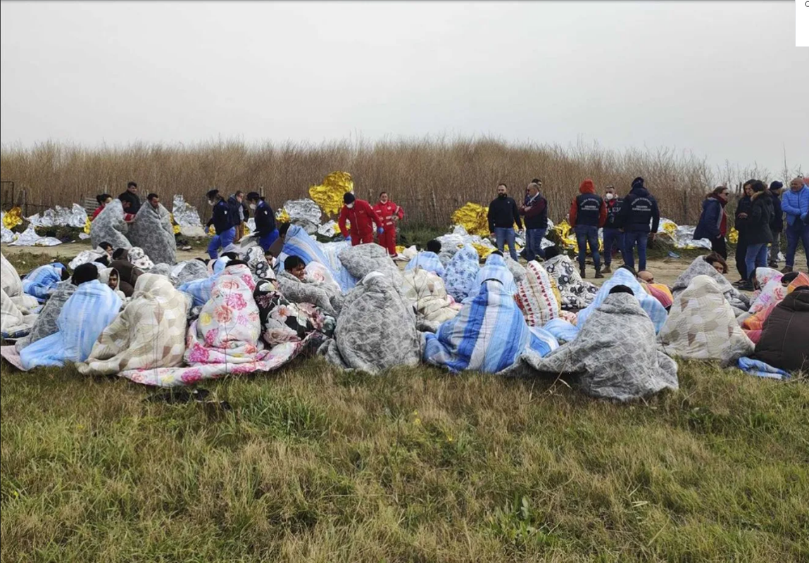 Unos 60 migrantes mueren al naufragar en la costa italiana