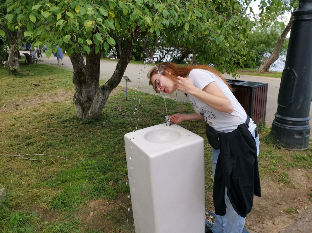 IMG_20220716_девушка пытается попить из фонтанчика