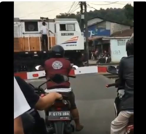 Masinis nampak menaiki gerbong kereta setelah membeli jajan
