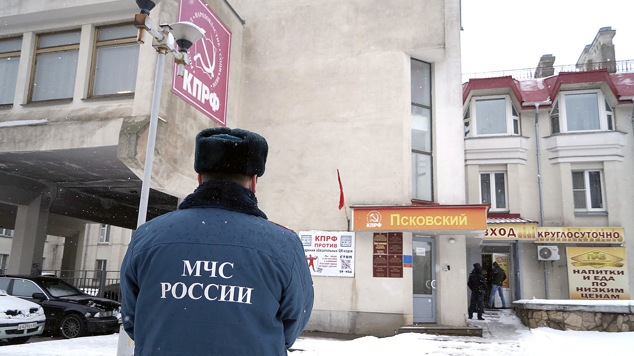 МЧС у Псковского обкома КПРФ