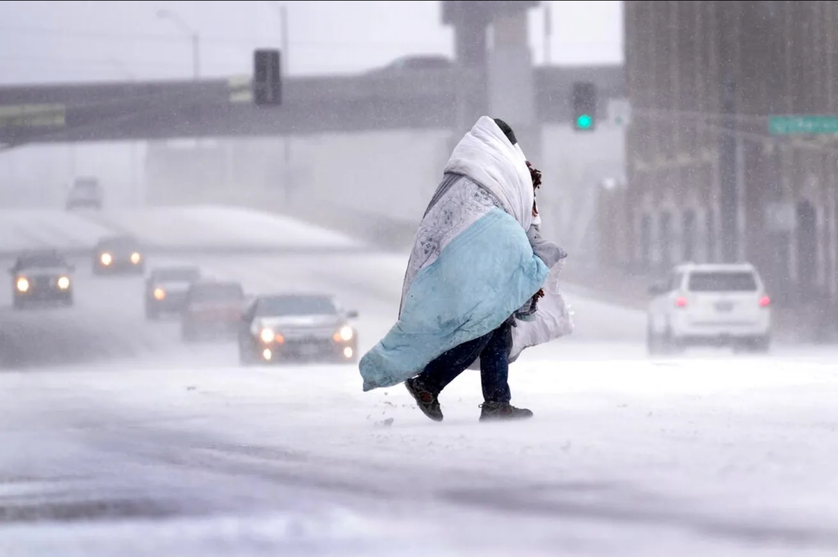 Tormenta invernal deja a miles de personas sin luz en EU