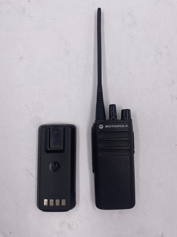 MOTOROLA AAH87YDC9JA2AN CP100D UHF ANALOG DIGITAL XPR TWO WAY RADIO W/ BATTERY