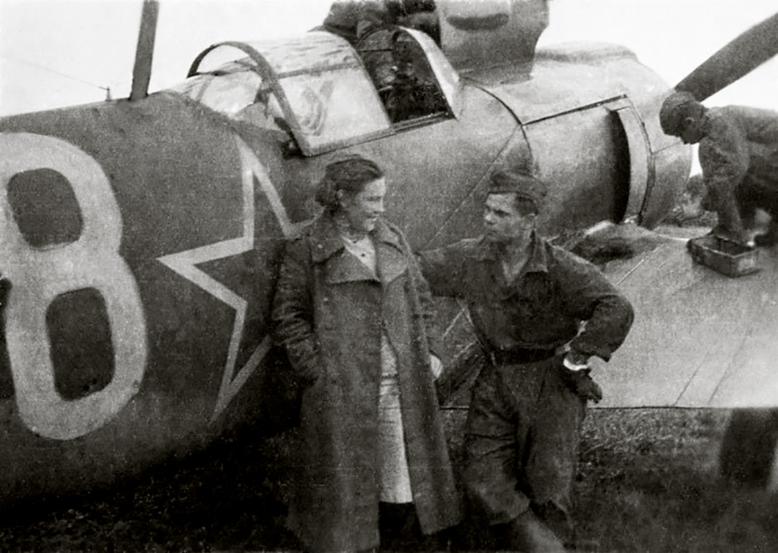 Lavochkin-La-5FN-151OKRAP-VVS-3Sqn-aircraft-under-going-routine-maintenance-01