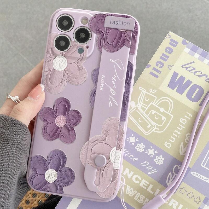 Foto de Funda violeta con diseño de flores.