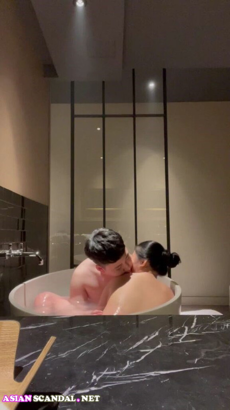 เซ็กส์ในอ่างอาบน้ำของคู่รักที่สดใหม่
