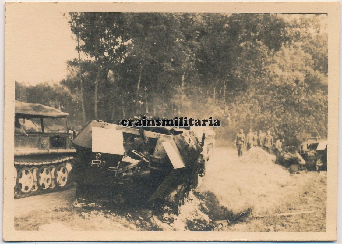 Orig. Foto zerstörte SdKfz 251 Panzerspähwagen 1.Pz.Div. in Fran