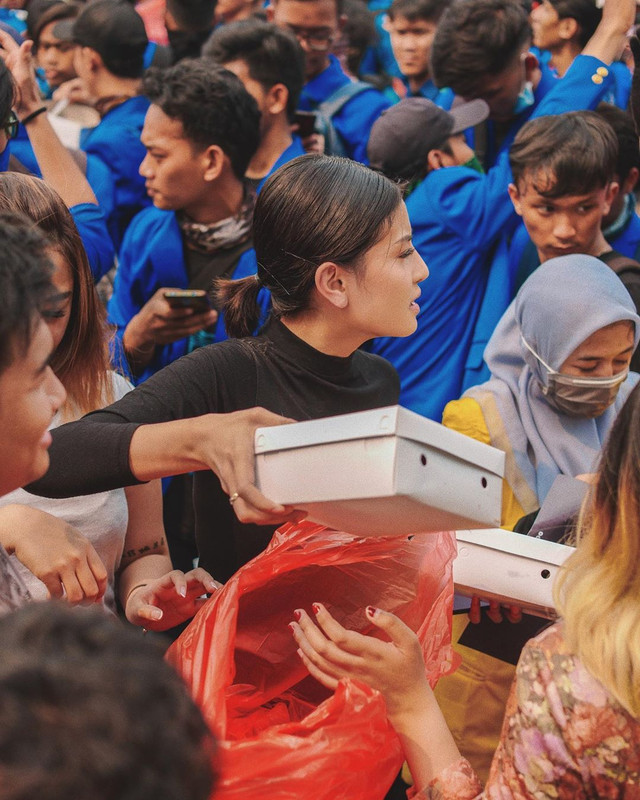 Awkarin membagikan 3000 kotak nasi dan logistik bagi para mahasiswa yang demo di depan gedung DPR RI, Selasa (24/9/2019).