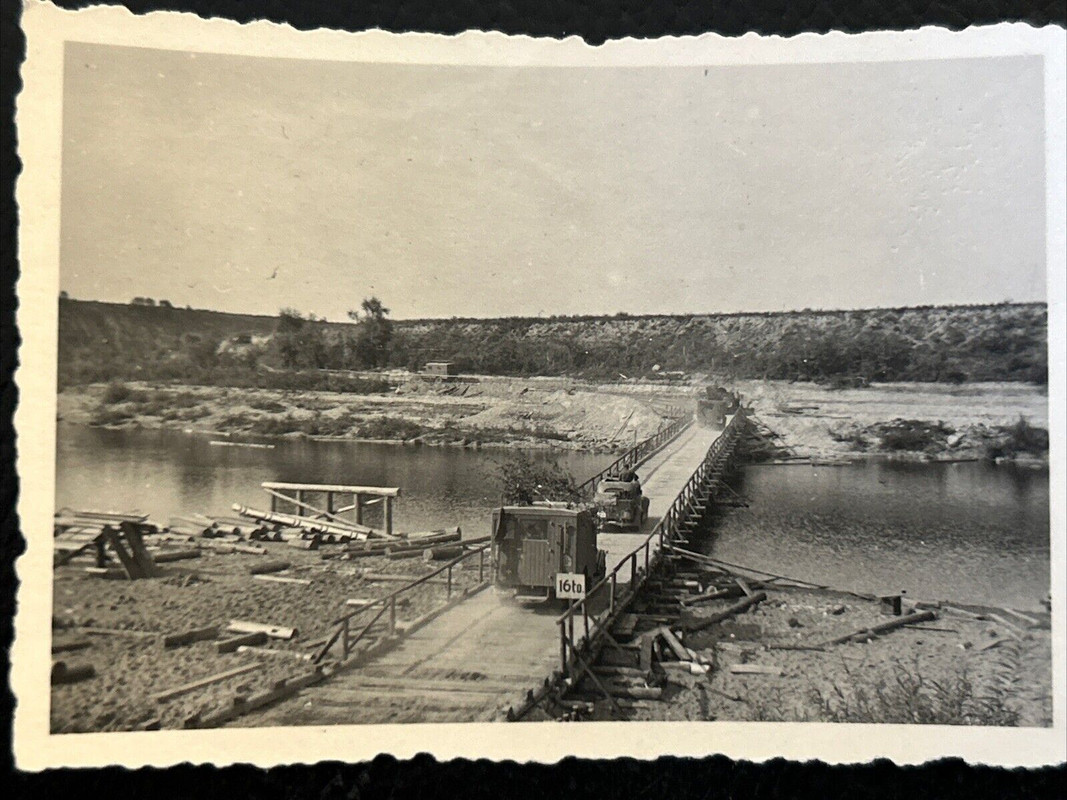Foto Wk2 Wehrmacht Soldaten Fahrzeuge Lkw Tarn Lackierung Brücke Vormarsch