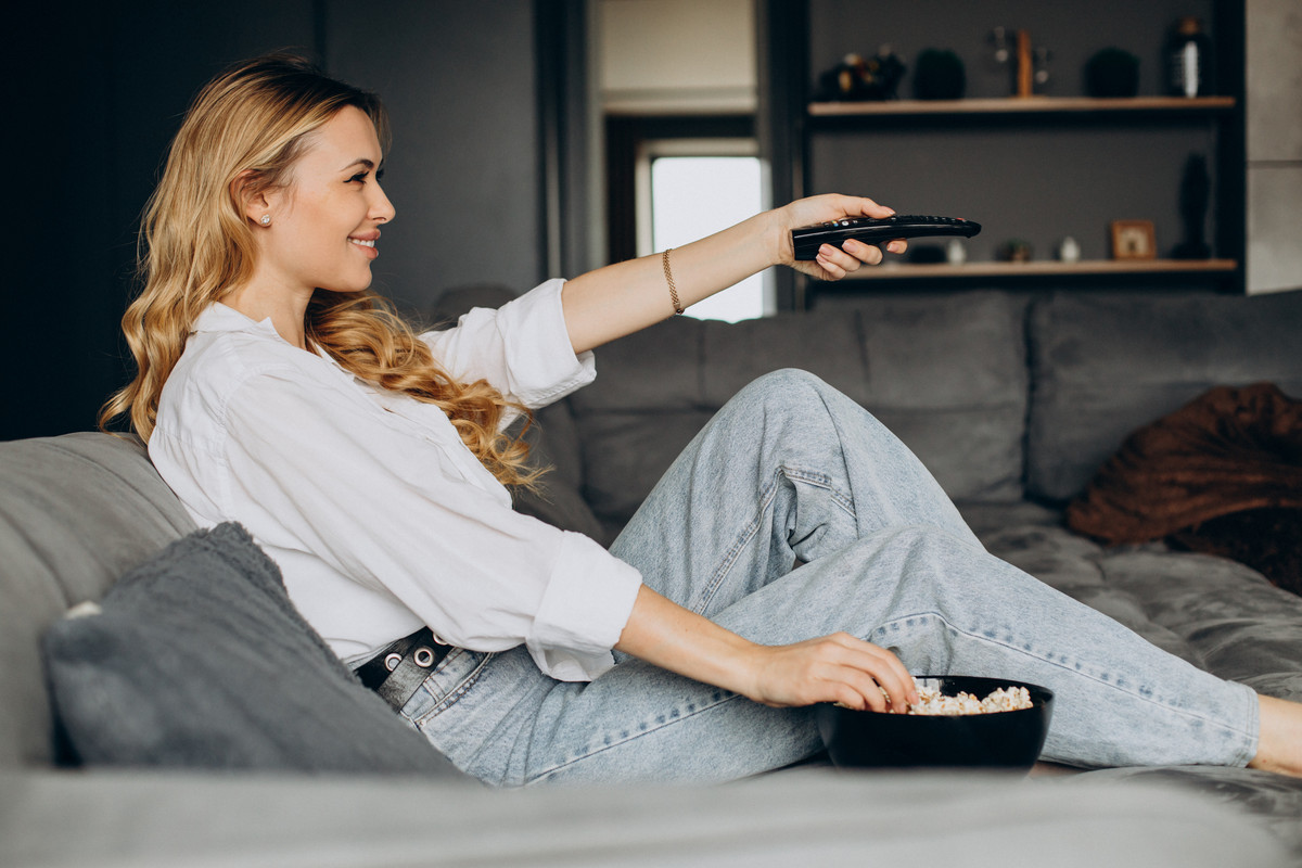woman-eating-popcorn-home-couch-watching-movie-1.jpg
