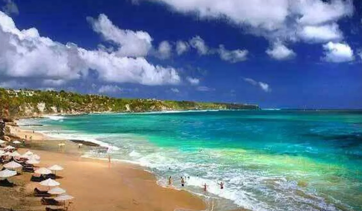 Menikmati Keindahan Pantai Queen Artha yang Sangat Menakjubkan