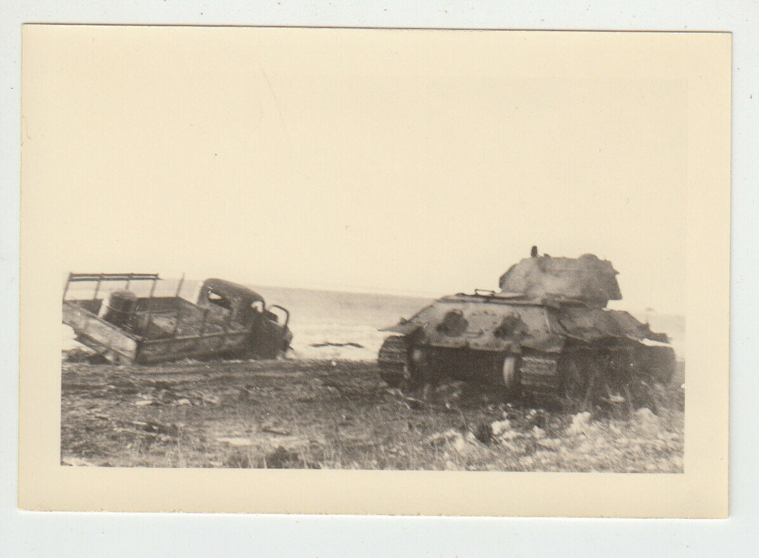 Zerstörter russischer Kampfpanzer T 34 & LKW