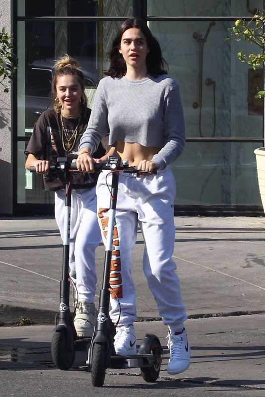 amelia-and-delilah-hamlin-out-in-west-hollywood-11-18-2018-2