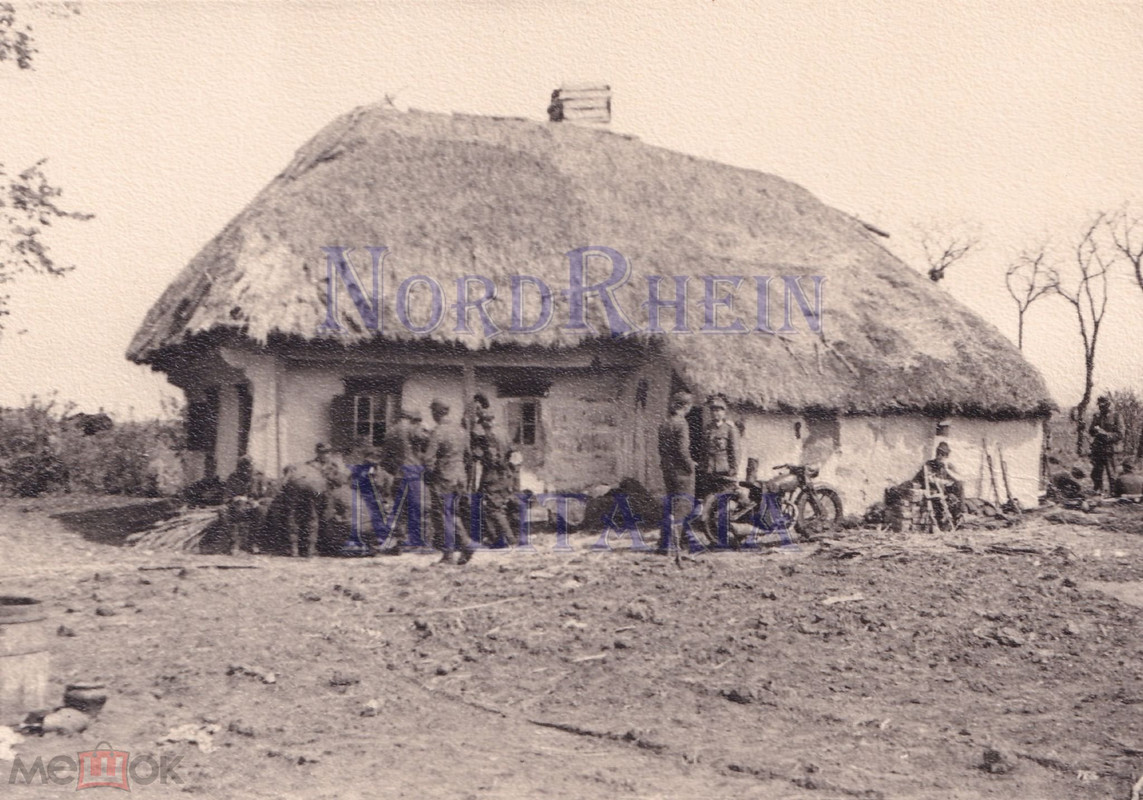 Вермахт. Восточный фронт. Оккупация. Изба. Мотоцикл.