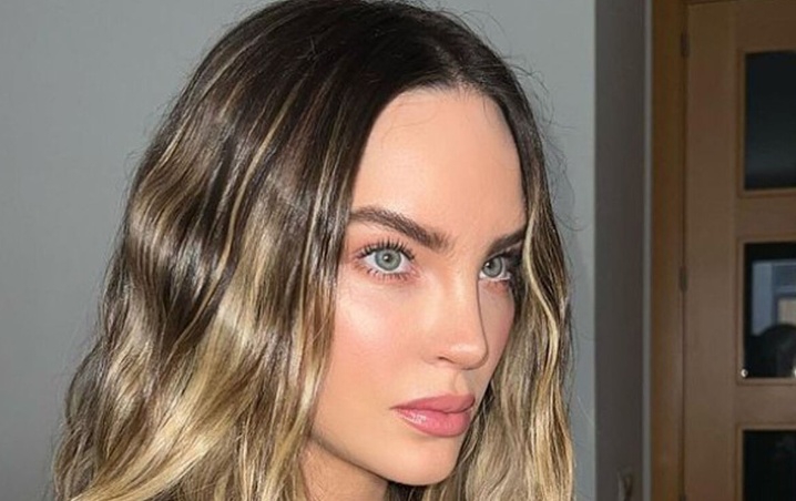 Belinda regresa a México y causa furor en un evento de moda