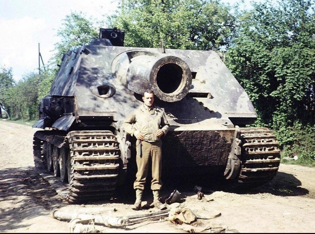 Un soldado estadounidense posa para una foto frente a un Sturmtiger abandonado en algún lugar de Alemania. 1945
