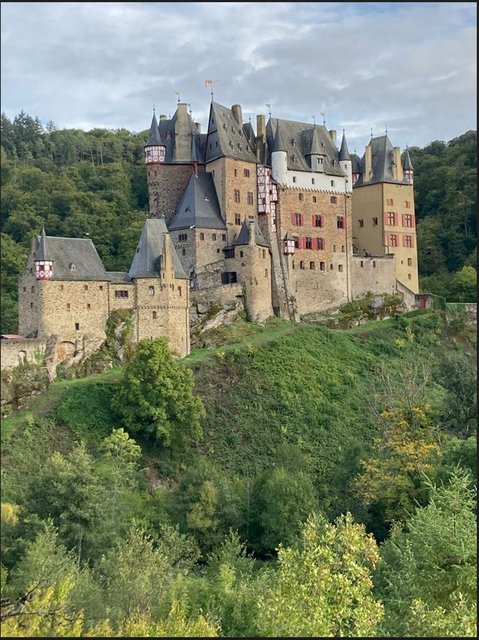 [Image: Burg-Eltz-Castle2022-10.jpg]