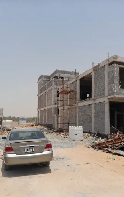 فيلا قيد الإنشاء في عجمان من زاوية مختلفة، تظهر التصميم العصري والمساحات الرحبة، مع فرصة استثمارية مميزة وسعر اقتصادي للعائلات والمستثمرين.