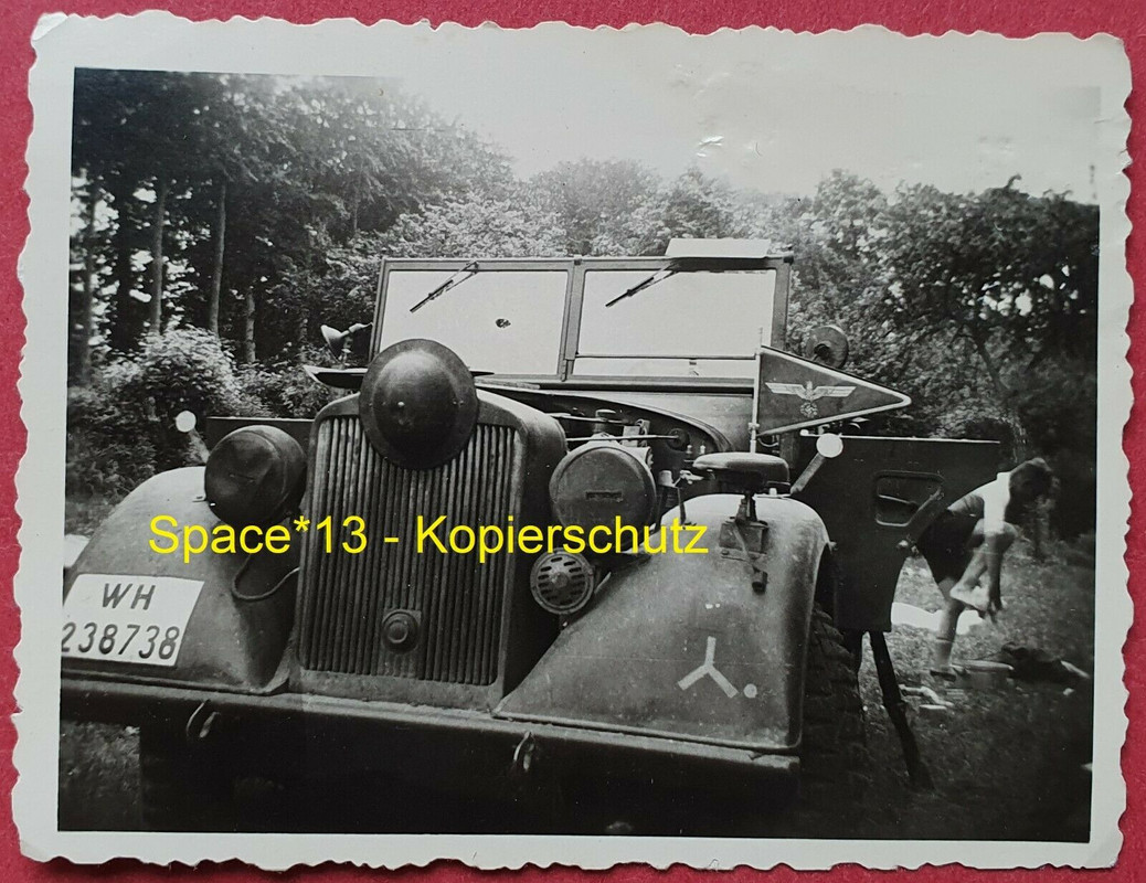 Foto Kübelwagen mit Beute Tellerhelm & Stander Frankreich 1940, WH Pkw Wimpel