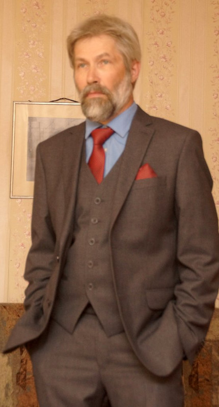 в новом костюме