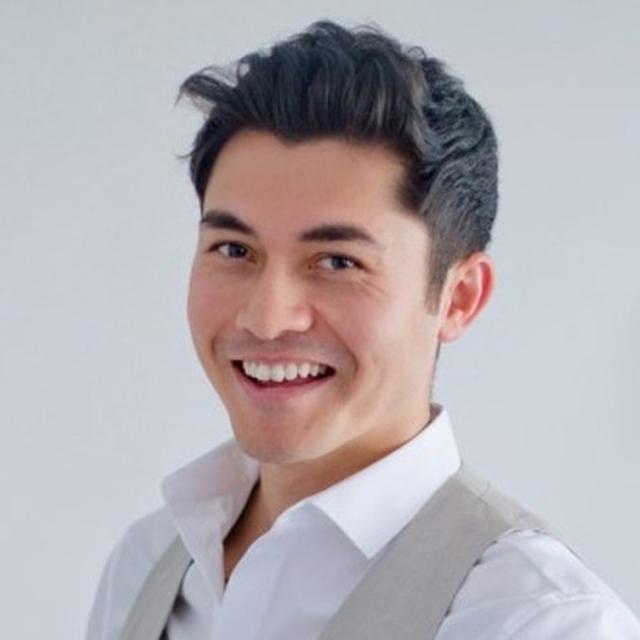 005916600-1536333446-henry-golding-1.jpg