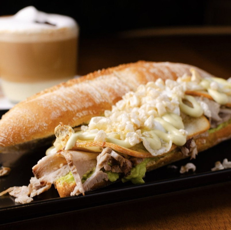 Bocadillo De Pata Y Aguacate