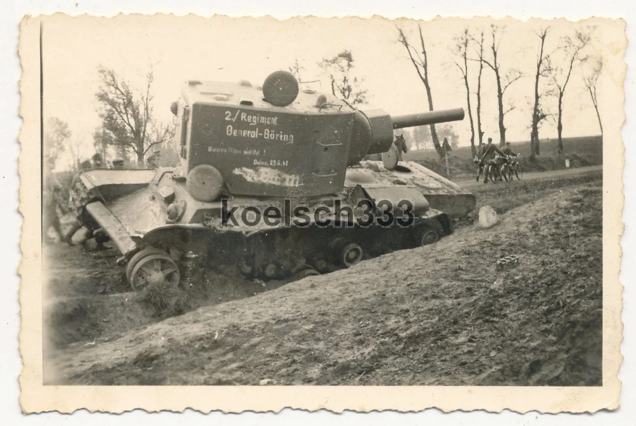 Foto russischer KW II Panzer mit Beschriftung General Göring Dubno 1941 Beute