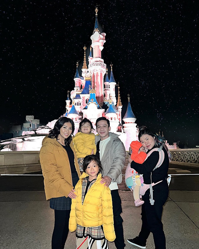 Sarwendah bersama keluarganya di Paris.